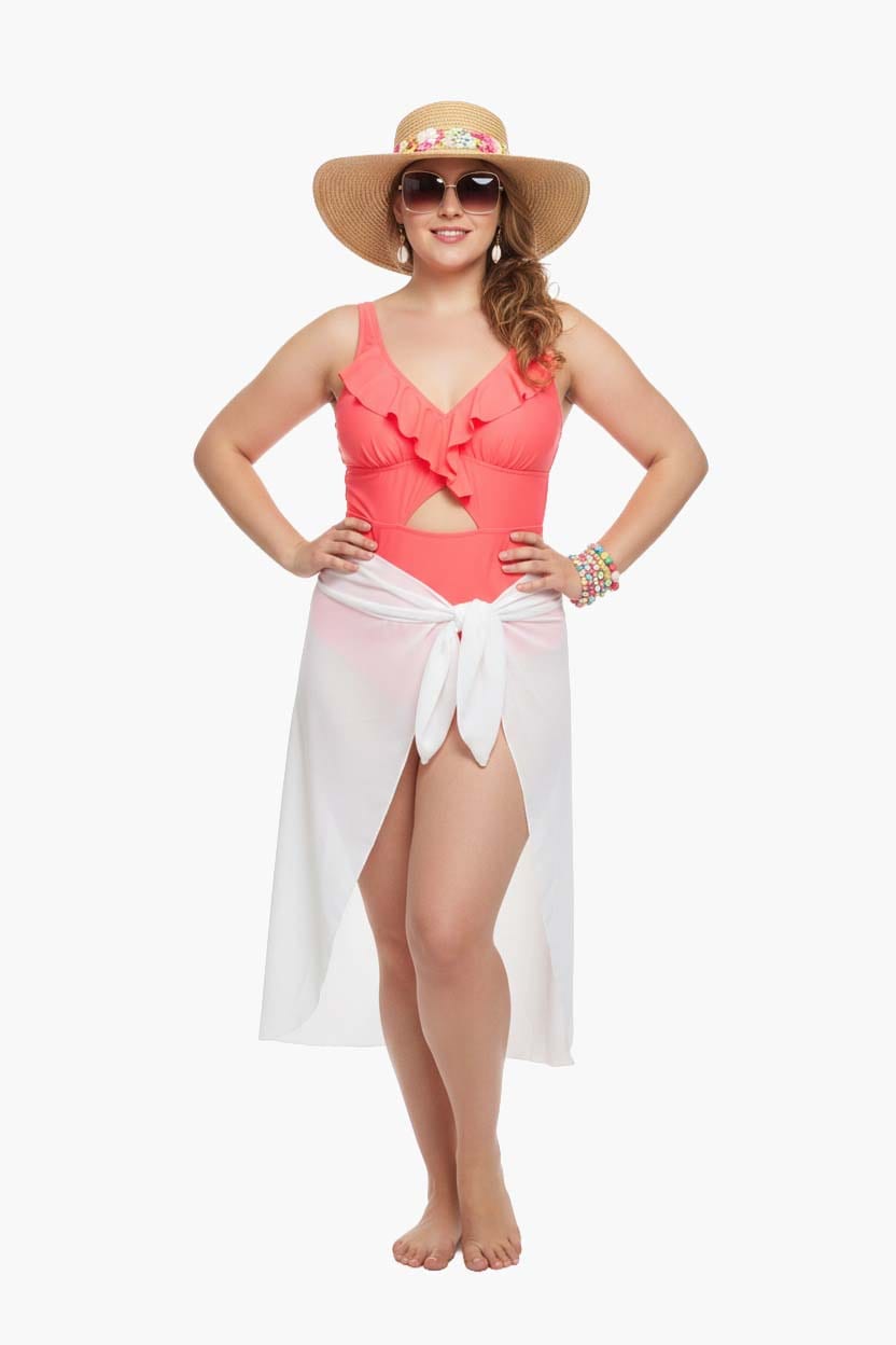 ಈಜು ಉಡುಪು ಮತ್ತು ಟೋಪಿ ಧರಿಸಿದ ಆಕರ್ಷಕ ಮಹಿಳೆ