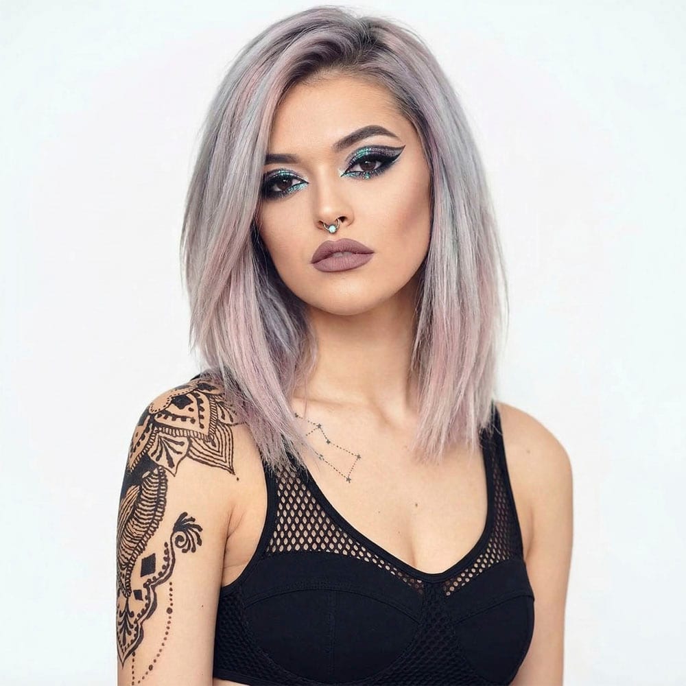 Սեքսուալ աղջիկ շպարով և սև հագուստով